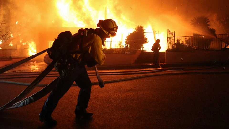 Στις φλόγες το Λος Αντζελες, παρά τις διακοπές ρεύματος – 100.000 άνθρωποι εκκενώνουν την περιοχή